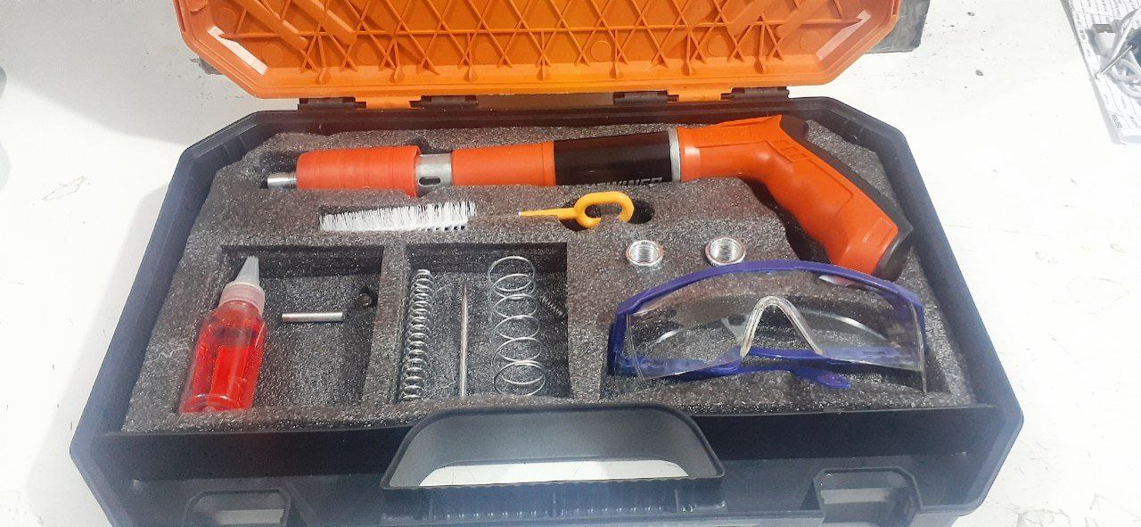 مسدس تثبيت يدوي